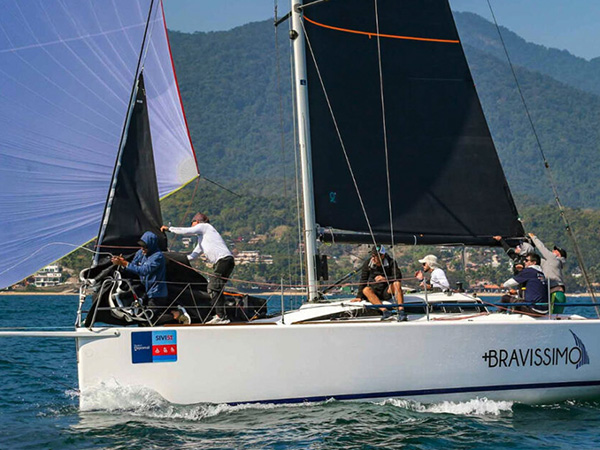 Bravíssimo supera favoritos e vence Semana Internacional de Vela de Ilhabela Daycoval