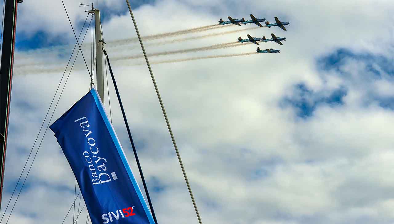 Esquadrilha da Fumaça abre maior evento de vela da América Latina